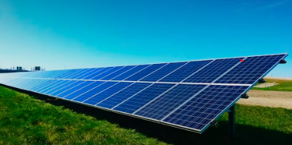 Ground-mounted solar power installation